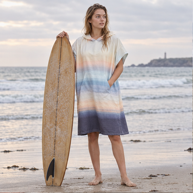 Poncho Surf Dégradé – Beige / Adulte, en situation sur la côte Atlantique
