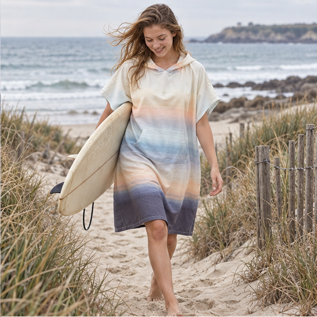 Poncho Surf Dégradé – Beige / Adulte, dans un intérieur côtier lumineux