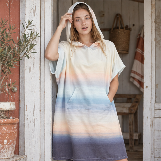 Poncho Surf Dégradé – Beige / Adulte, porté en mouvement au bord de l’océan