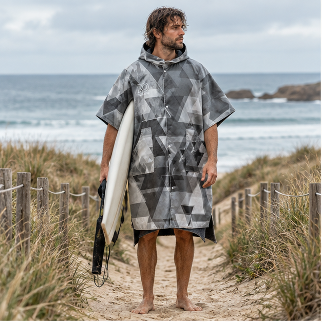 Poncho Surf Hiver – Gris / Adulte, en situation sur la côte Atlantique