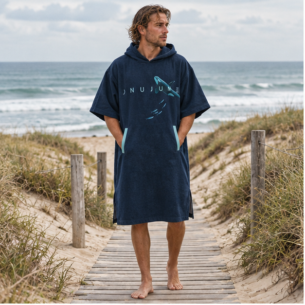 Poncho Surf Manche Longue – Bleu / Adulte, en situation sur la côte Atlantique