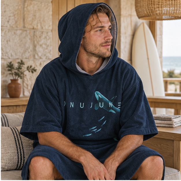 Poncho Surf Manche Longue – Bleu / Adulte, dans un intérieur côtier lumineux