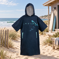Poncho Surf Manche Longue – Bleu / Adulte, visuel principal lifestyle