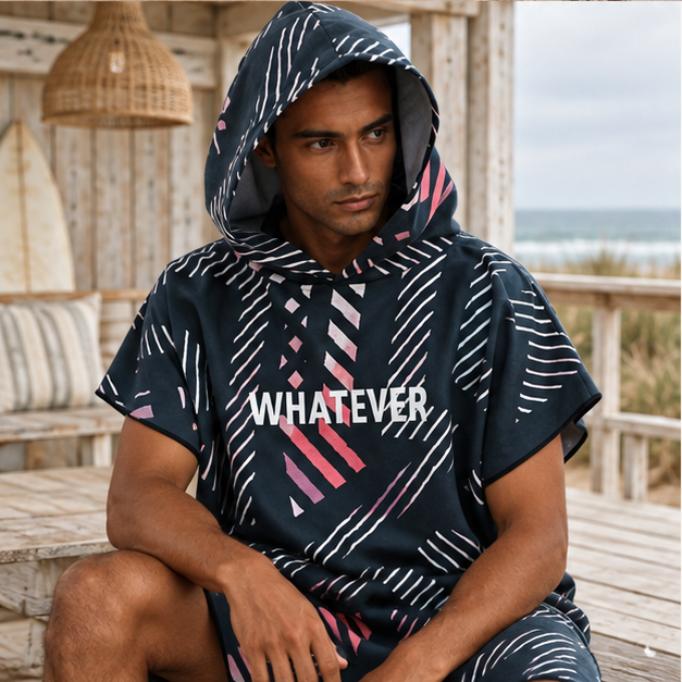 Poncho Surf Microfibre – Bleu Marine / Adulte, porté en mouvement au bord de l’océan