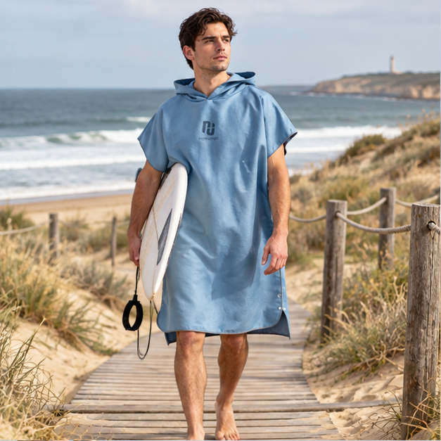Poncho Surf Motif Viking – Bleu / Adulte, en situation sur la côte Atlantique