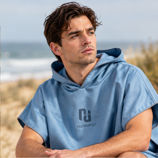 Poncho Surf Motif Viking – Bleu / Adulte, dans un intérieur côtier lumineux