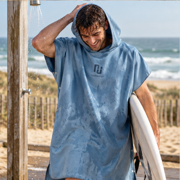 Poncho Surf Motif Viking – Bleu / Adulte, porté en mouvement au bord de l’océan