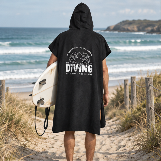 Poncho Surf Noir – Noir / Adulte, en situation sur la côte Atlantique