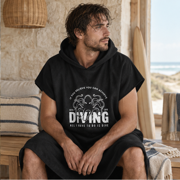 Poncho Surf Noir – Noir / Adulte, dans un intérieur côtier lumineux