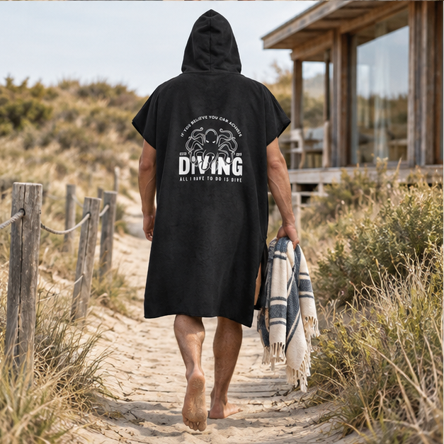 Poncho Surf Noir – Noir / Adulte, porté en mouvement au bord de l’océan