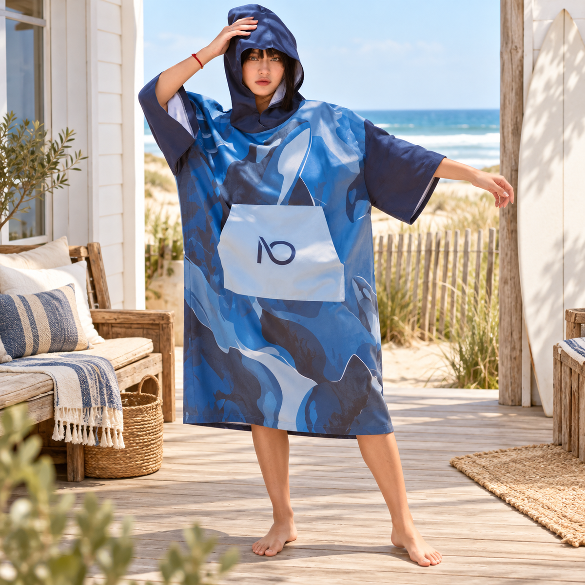 Poncho Surf Orque – Bleu / Adulte, visuel principal lifestyle