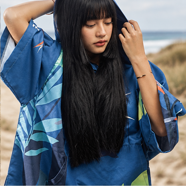 Poncho Surf Tropical – Bleu / Adulte, dans un intérieur côtier lumineux