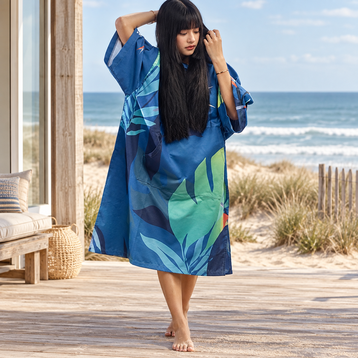 Poncho Surf Tropical – Bleu / Adulte, visuel principal lifestyle