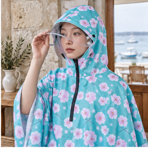 Poncho Vélo Fleurs Rose – Bleu / Adulte, dans un intérieur côtier lumineux