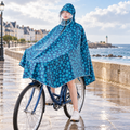 Poncho Vélo Pluie Bleu Fleurs – Bleu / Adulte, visuel principal lifestyle