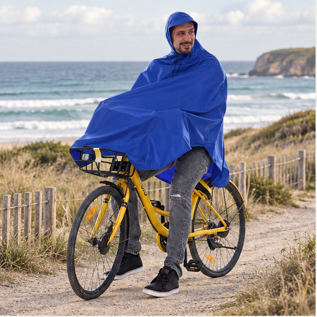 Poncho Vélo Pluie Bleu Homme – Bleu / Adulte, en situation sur la côte Atlantique