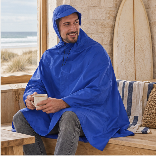 Poncho Vélo Pluie Bleu Homme – Bleu / Adulte, dans un intérieur côtier lumineux