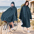 Poncho Vélo Pluie Carreaux – Vert Foncé / Adulte, visuel principal lifestyle