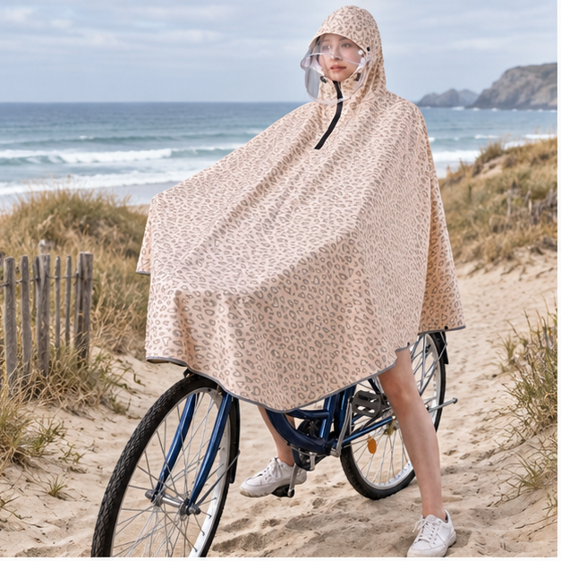 Poncho Vélo Pluie Léopard – Beige / Adulte, en situation sur la côte Atlantique