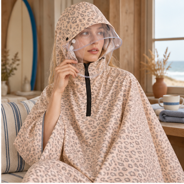 Poncho Vélo Pluie Léopard – Beige / Adulte, dans un intérieur côtier lumineux