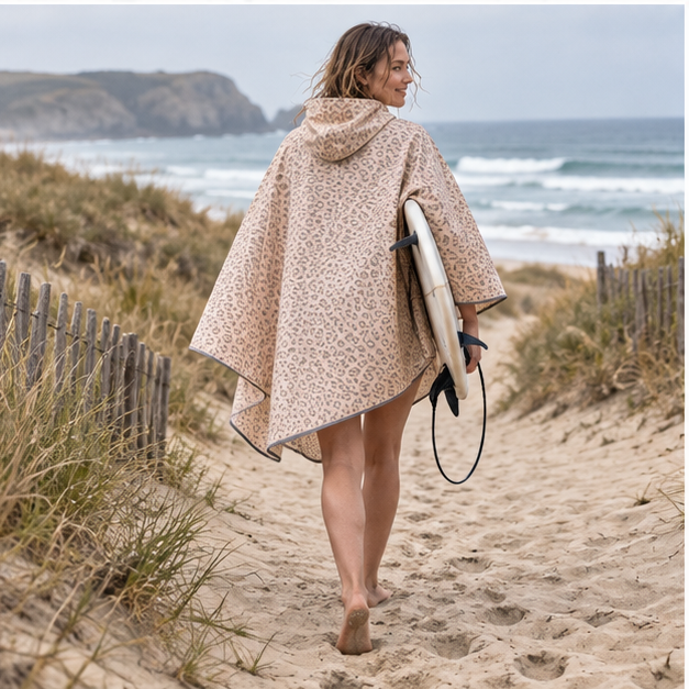 Poncho Vélo Pluie Léopard – Beige / Adulte, porté en mouvement au bord de l’océan