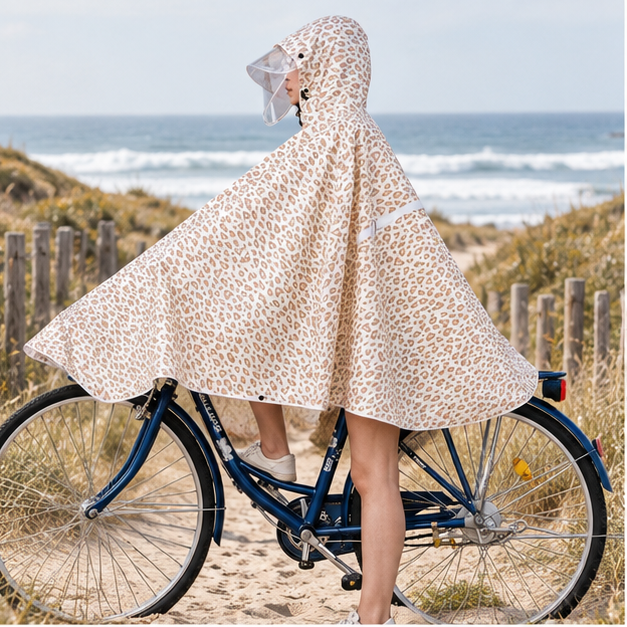 Poncho Vélo Pluie Léopard – Jaune / Adulte, en situation sur la côte Atlantique