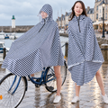 Poncho Vélo Pluie Marinière – Bleu Marine / Adulte, visuel principal lifestyle