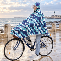 Poncho Vélo Pluie Motifs Montagnes – Bleu / Adulte, visuel principal lifestyle
