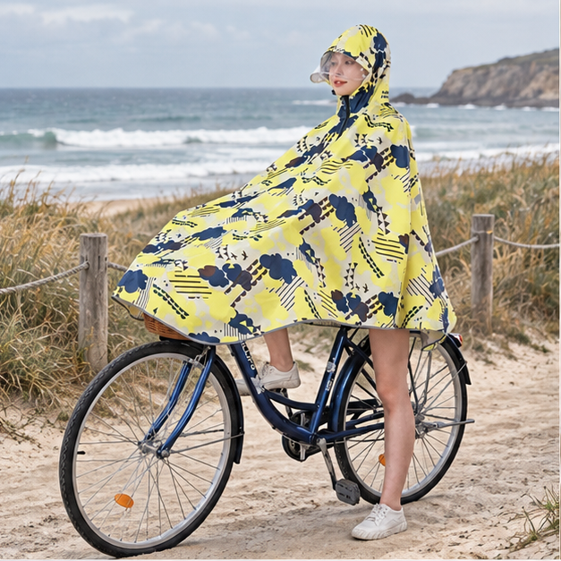 Poncho Vélo Pluie Motifs Nuages – Jaune / Adulte, en situation sur la côte Atlantique