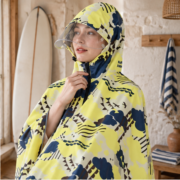 Poncho Vélo Pluie Motifs Nuages – Jaune / Adulte, dans un intérieur côtier lumineux