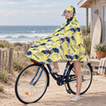 Poncho Vélo Pluie Motifs Nuages – Jaune / Adulte, visuel principal lifestyle