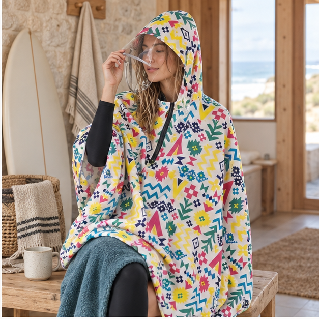 Poncho Vélo Pluie Multiples Motifs – Blanc / Adulte, dans un intérieur côtier lumineux