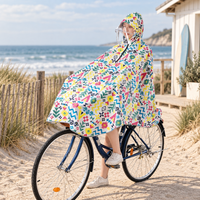 Poncho Vélo Pluie Multiples Motifs – Blanc / Adulte, visuel principal lifestyle