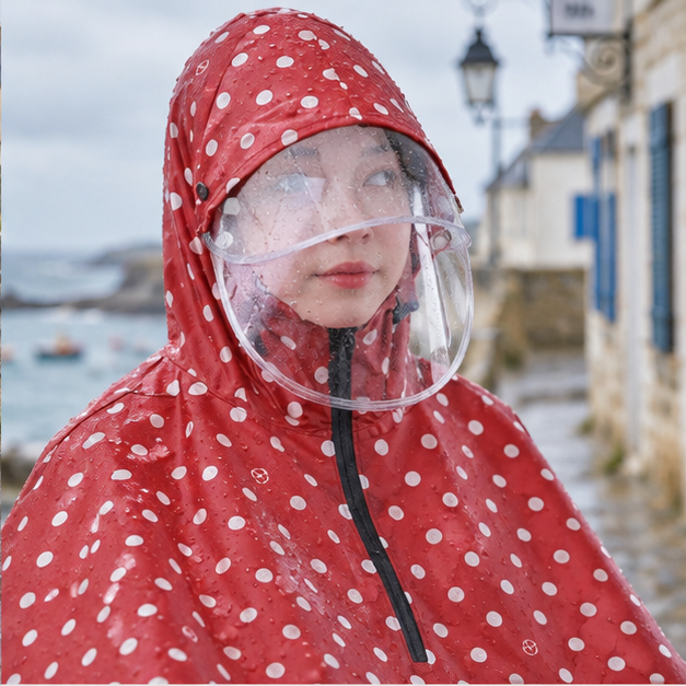 Poncho Vélo Pluie Petit Pois – Rouge / Adulte, dans un intérieur côtier lumineux