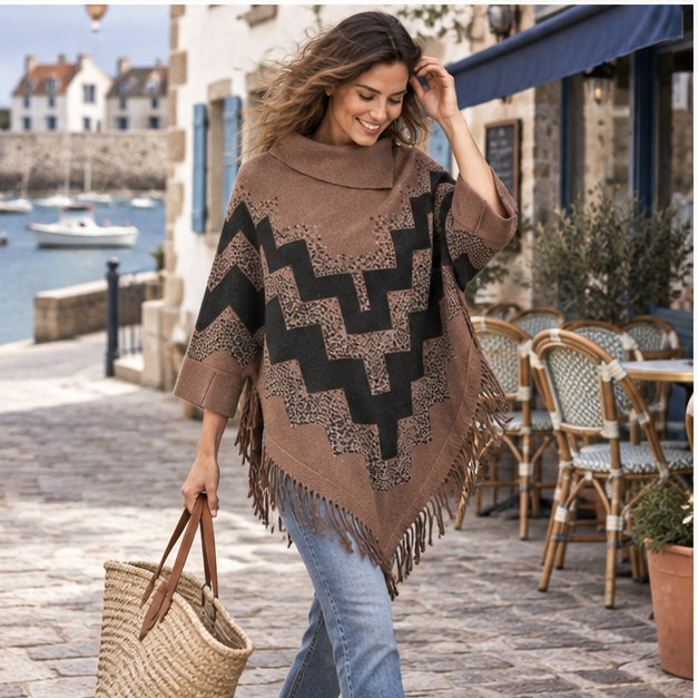 Pull Poncho à Franges – Marron / Adulte, porté en mouvement au bord de l’océan