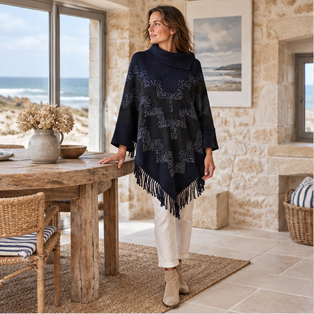 Pull Poncho à Franges – Noir / Adulte, en situation sur la côte Atlantique
