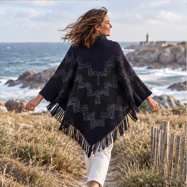 Pull Poncho à Franges – Noir / Adulte, porté en mouvement au bord de l’océan