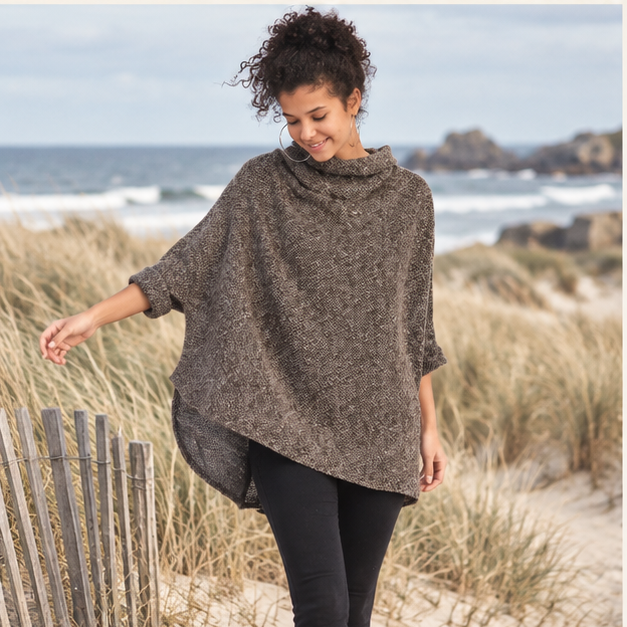 Pull Poncho Avec Manches – Marron / Adulte, porté en mouvement au bord de l’océan
