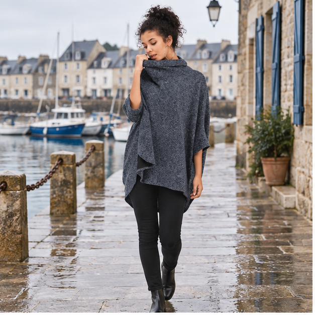 Pull Poncho Avec Manches – Gris Foncé / Adulte, en situation sur la côte Atlantique