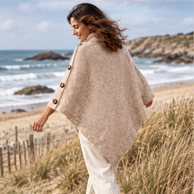 Pull Poncho Beige – Beige / Adulte, porté en mouvement au bord de l’océan