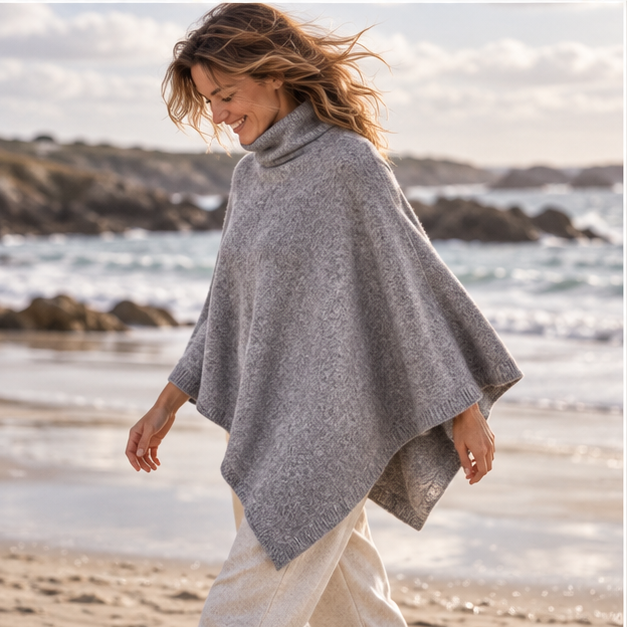 Pull Poncho Col Roulé Femme – Gris / Adulte, porté en mouvement au bord de l’océan