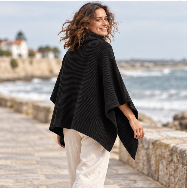 Pull Poncho Court Femme – Noir / Unique, porté en mouvement au bord de l’océan