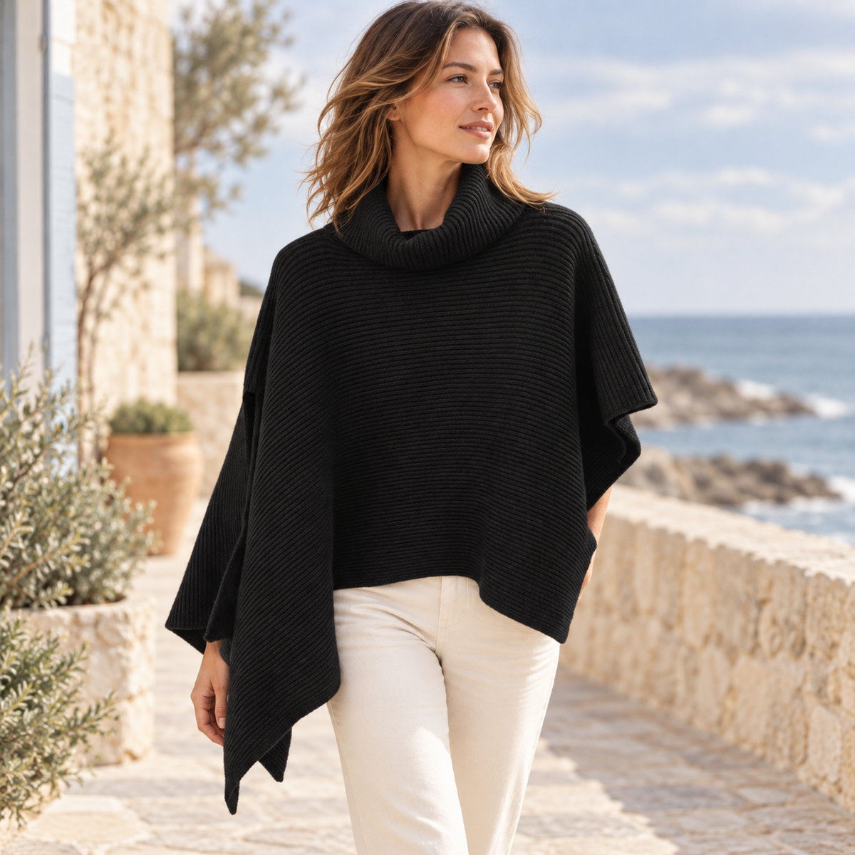 Pull Poncho Court Femme – Noir / Unique, visuel principal lifestyle