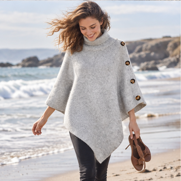 Pull Poncho Femme Gris – Gris / Adulte, porté en mouvement au bord de l’océan