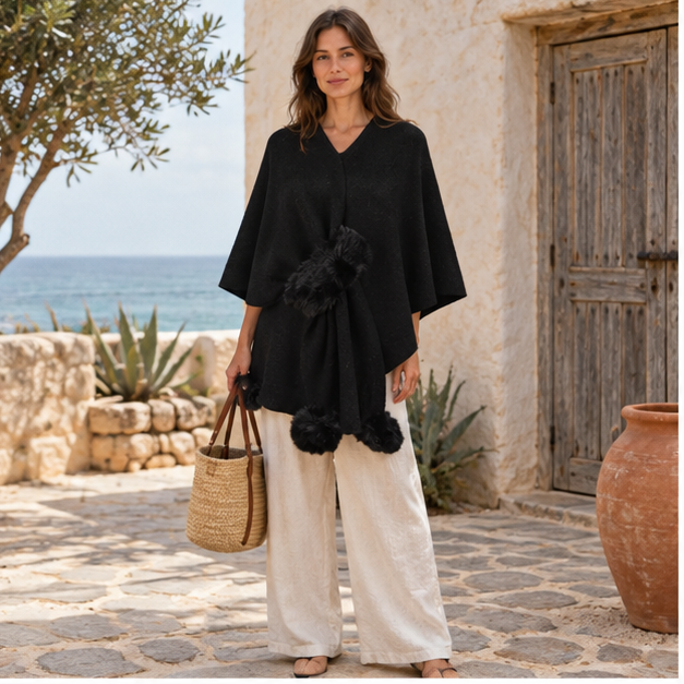 Pull Poncho Pompon – Noir / Adulte, en situation sur la côte Atlantique