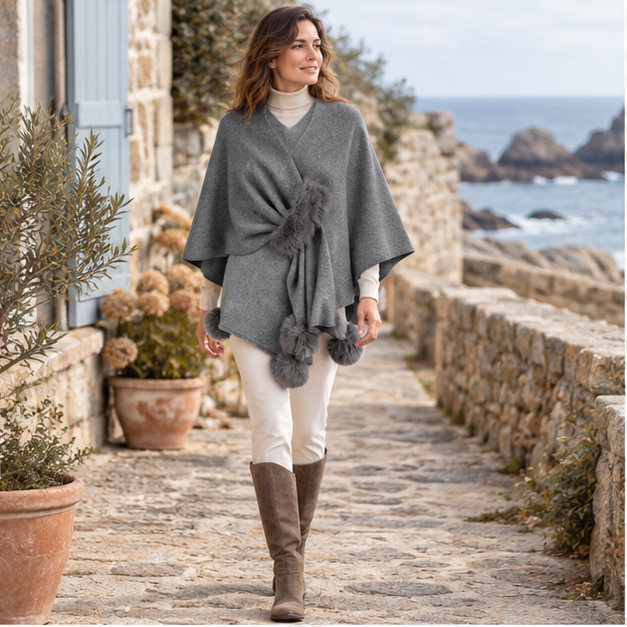 Pull Poncho Pompon – Gris / Adulte, en situation sur la côte Atlantique