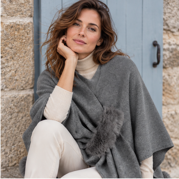 Pull Poncho Pompon – Gris / Adulte, dans un intérieur côtier lumineux