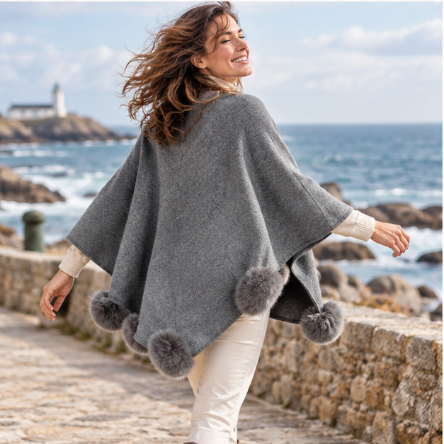 Pull Poncho Pompon – Gris / Adulte, porté en mouvement au bord de l’océan