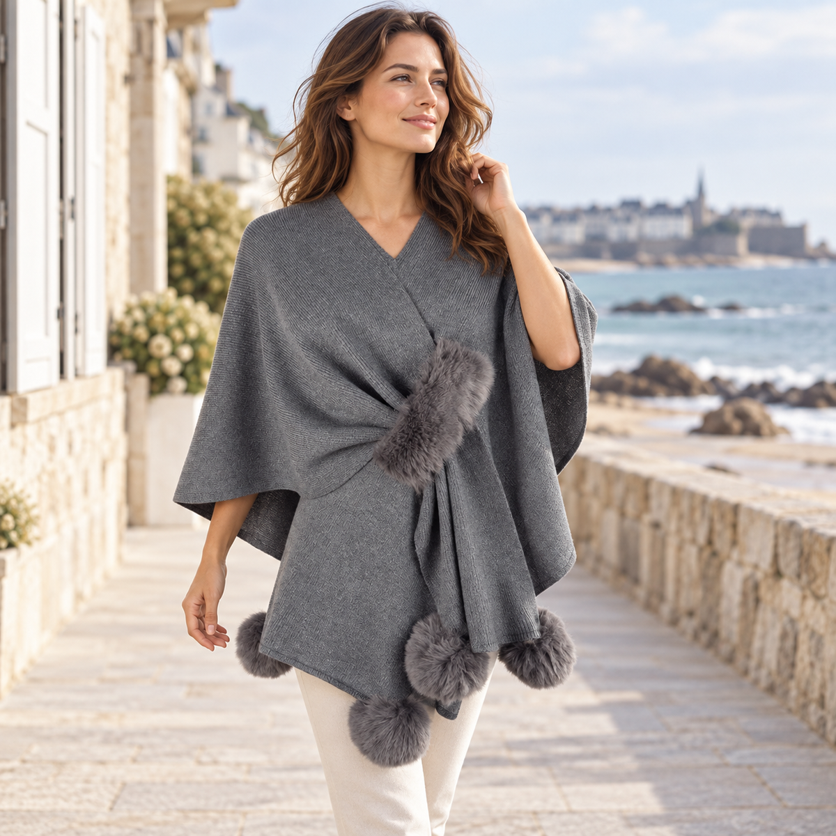 Pull Poncho Pompon – Gris / Adulte, visuel principal lifestyle