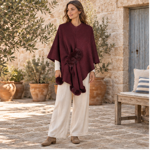 Pull Poncho Pompon – Bordeaux / Adulte, en situation sur la côte Atlantique